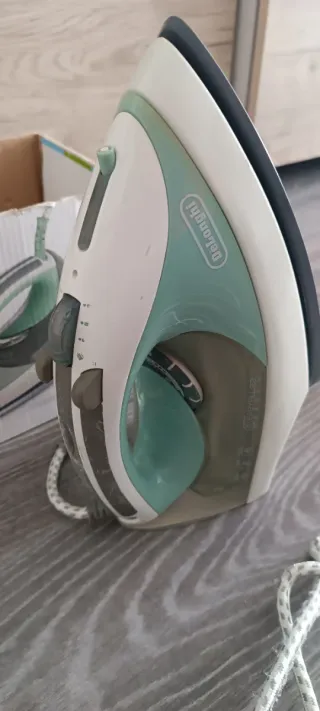 Plancha de ropa Delonghi 2200W