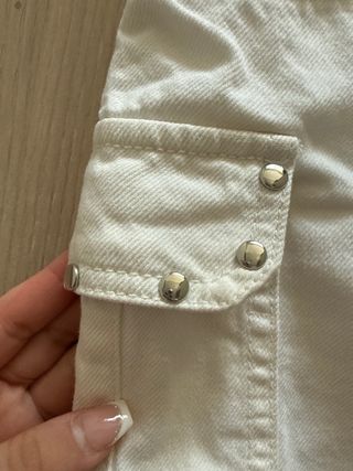 Falda beige con bolsillos