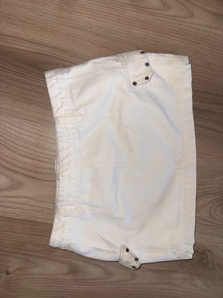 Falda beige con bolsillos