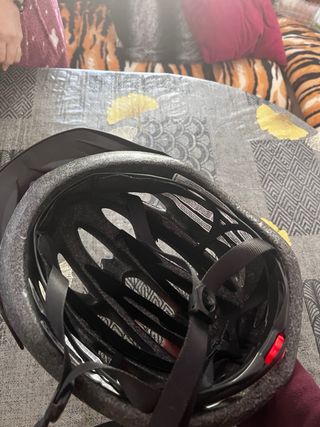 Casco de bici Bell rojo y negro