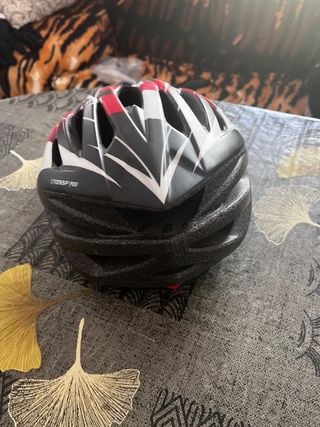 Casco de bici Bell rojo y negro