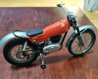 Moto de juguete trial roja