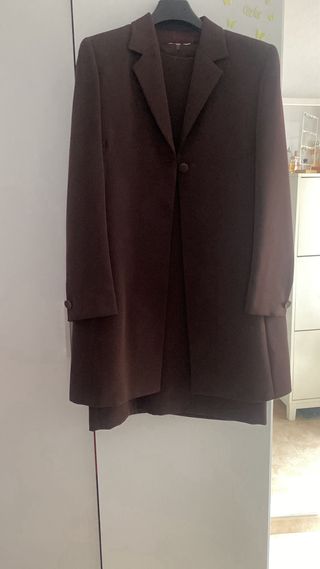 Traje chaqueta y falda marrón