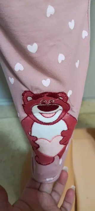 Pijama rosa con estampado de corazones y oso.