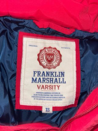 Chaqueta roja con capucha