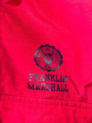 Chaqueta roja con capucha