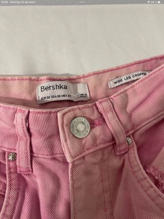 Pantalón vaquero ancho rosa Bershka