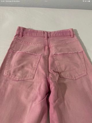 Pantalón vaquero ancho rosa Bershka