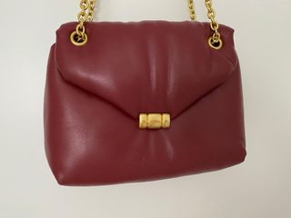 Bolso granate acolchado Mango con cadena dorada