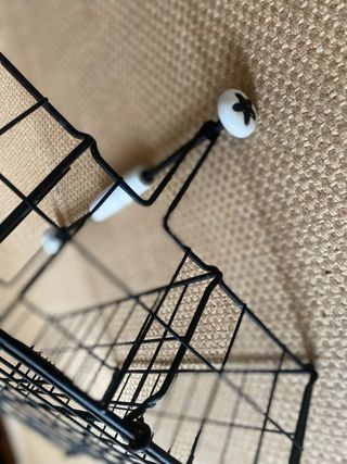 Cesta Metal com Detalhes Cerâmica Branca