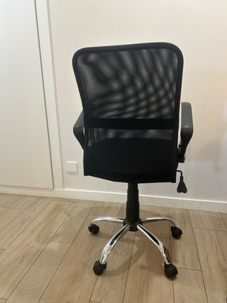Silla de estudio negra con ruedas