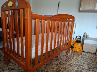Cuna de madera con colchón