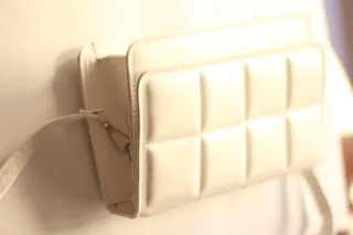 Bolso blanco cuadrado acolchado