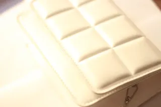 Bolso blanco cuadrado acolchado