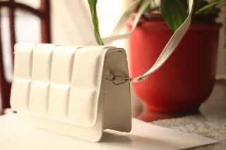 Bolso blanco cuadrado acolchado