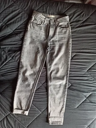 Pantalón Levi's Mom Jeans Gris