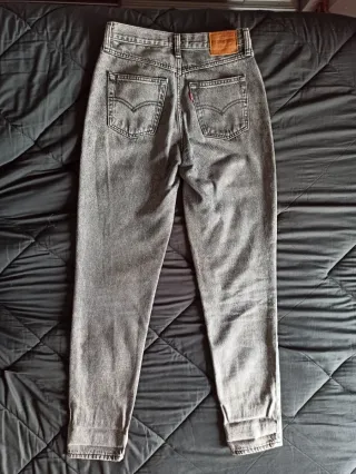 Pantalón Levi's Mom Jeans Gris