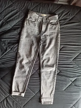 Pantalón Levi's Mom Jeans Gris