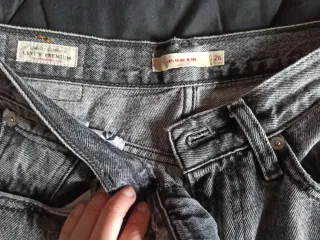 Pantalón Levi's Mom Jeans Gris