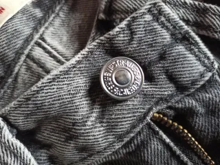 Pantalón Levi's Mom Jeans Gris