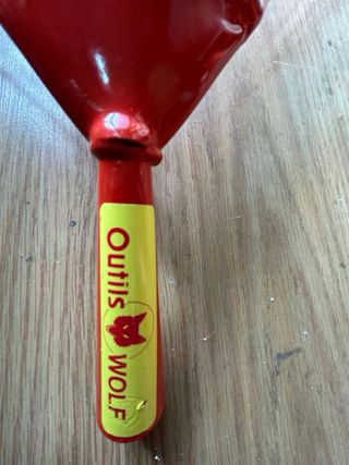 Rastrillo de jardín rojo . Precio unidad