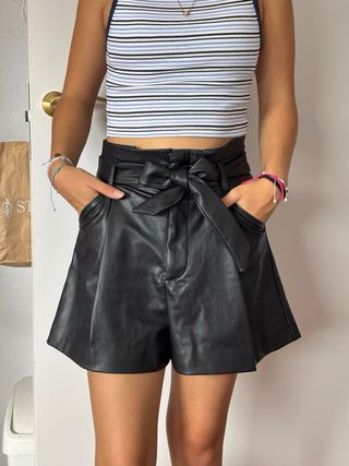 Shorts de cuero Zara con cinturón