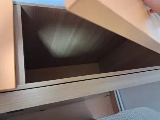 Mueble bajo cama naranja con tiradores plateados