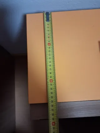 Mueble bajo cama naranja con tiradores plateados