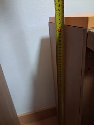 Mueble bajo cama naranja con tiradores plateados