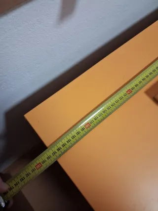 Mueble bajo cama naranja con tiradores plateados