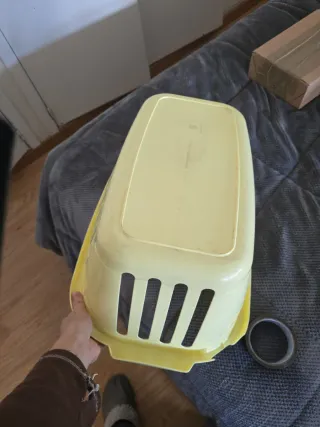 Cesto de roupa amarelo de plástico