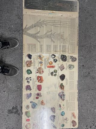 Mesa baja decorada con mapas y minerales