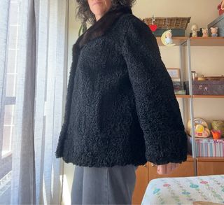 Abrigo negro con cuello de pelo