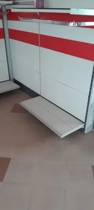 Scaffalatura metallica per negozi o magazzini