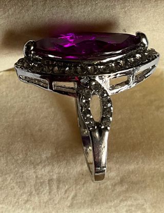 Anello con grande gemma viola e cristalli luminosi