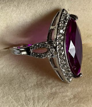 Anello con grande gemma viola e cristalli luminosi
