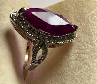 Anello con grande gemma viola e cristalli luminosi