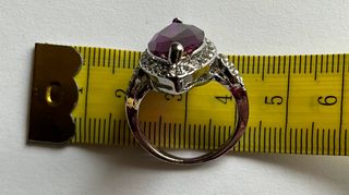 Anello con grande gemma viola e cristalli luminosi