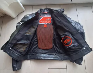 Mono de moto Spyke negro. Talla 54.