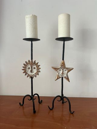 Candelabros de metal y madera