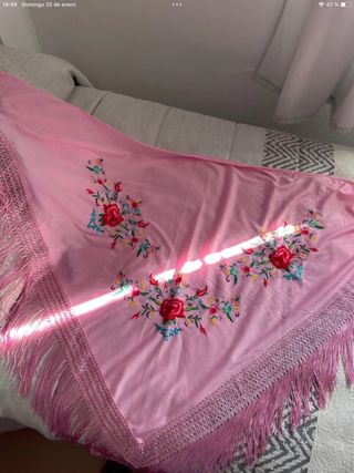 Mantón rosa bebé bordado flores