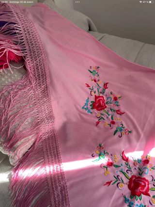 Mantón rosa bebé bordado flores