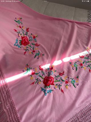 Mantón rosa bebé bordado flores
