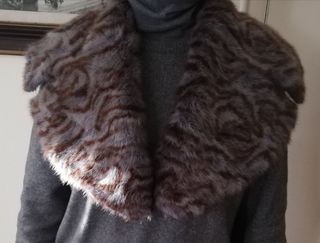 Collo di pelo marrone e grigio