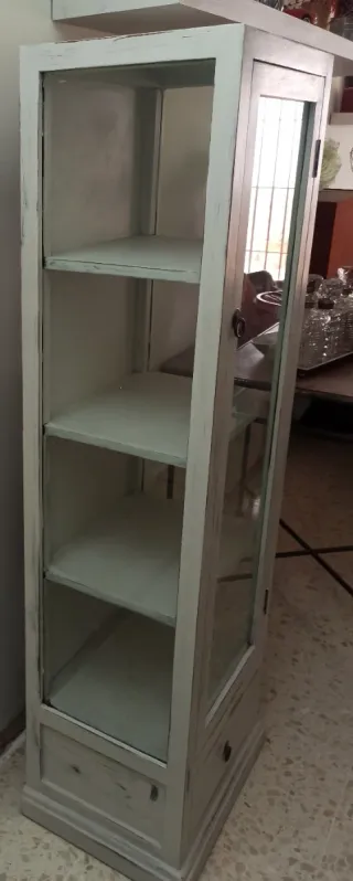 Vitrina alta de madera y cristal