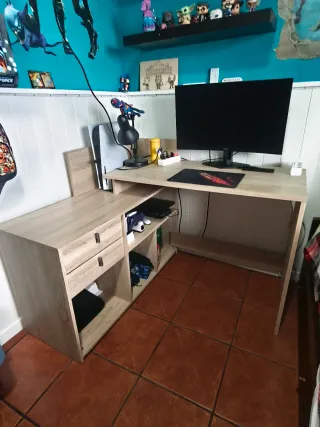 Escritorio de esquina madera color claro.