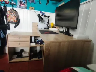 Escritorio de esquina madera color claro.