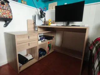 Escritorio de esquina madera color claro.