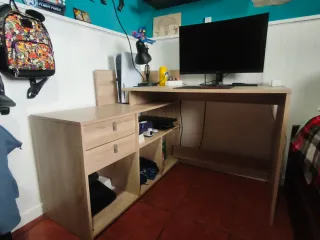 Escritorio de esquina madera color claro.