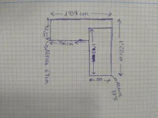 Escritorio de esquina madera color claro.